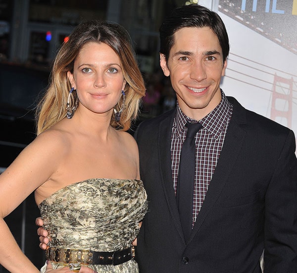 Justin Long and Drew Barrymore poses for a picture.